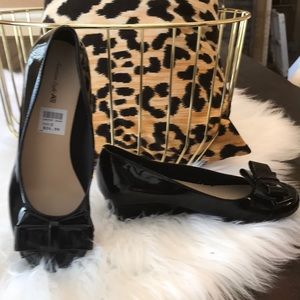 Black wedge bow shoe